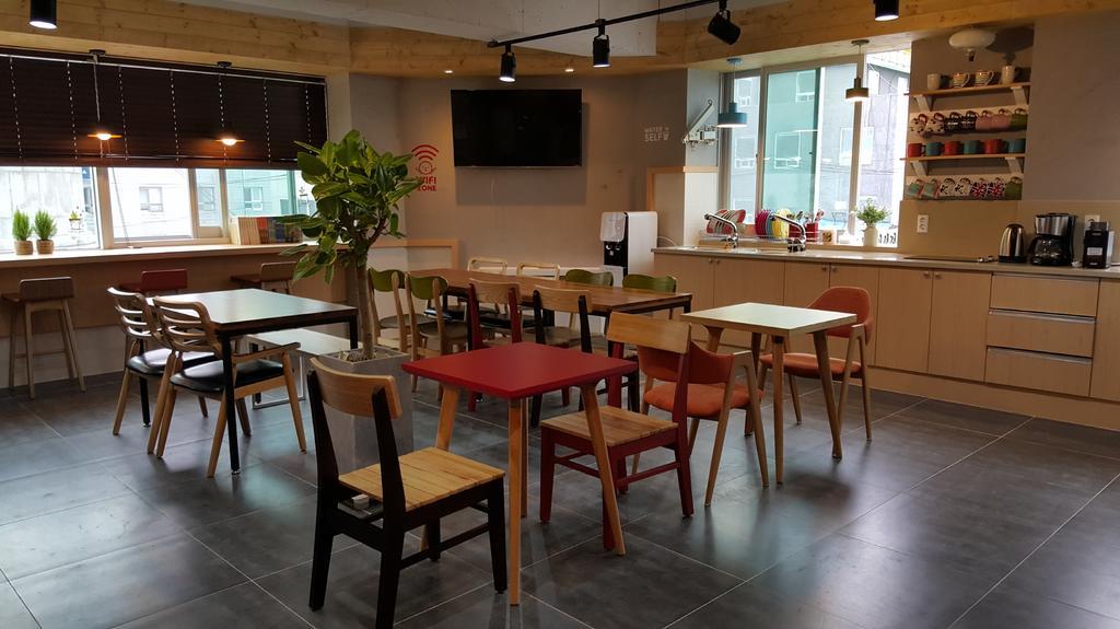 Sky Island Guesthouse Busan Bagian luar foto